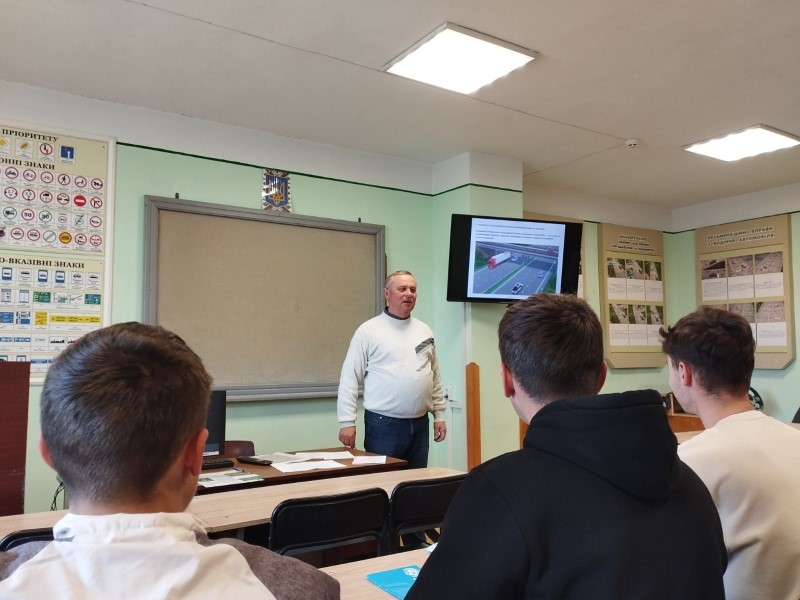 Від теорії до практики: демонстрація вправ з водіння автомобіля і трактора