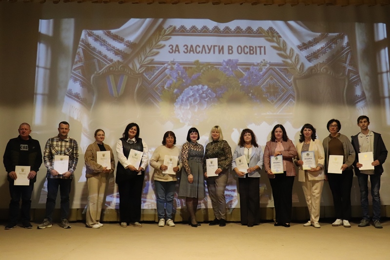 Родина Бережанського фахового коледжу вшанувала захисників та освітян