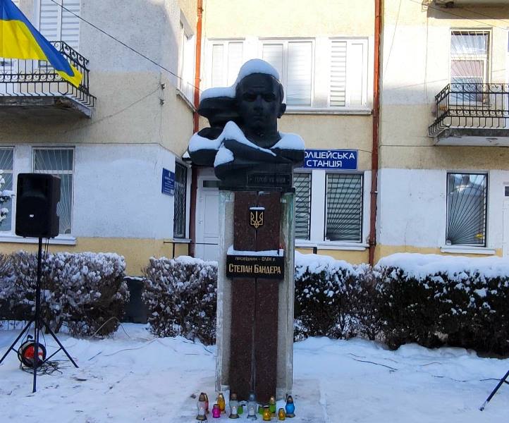 СТЕПАН БАНДЕРА – ПРАПОР НАШОЇ БОРОТЬБИ, ЯКИЙ НЕМОЖЛИВО ЗЛАМАТИ